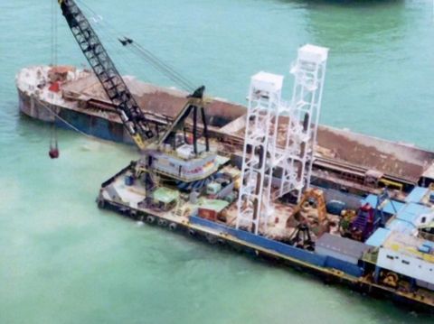 Foto udara crane barge dan hopper barge di jetty fasilitas fabrikasi lepas pantai, Batam, 2024