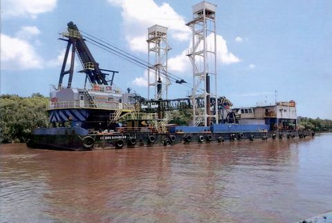 Crane barge CB. Bina Sarana 38 sandar di sungai