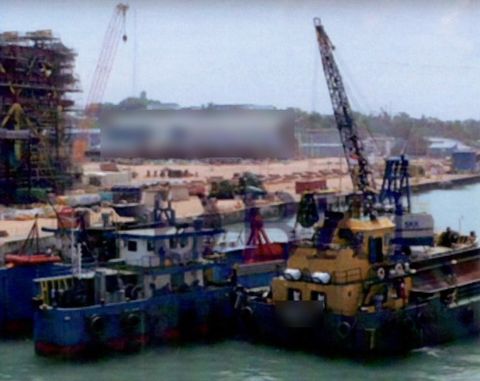 Crane barge di jetty fasilitas fabrikasi lepas pantai, Batam, 2024
