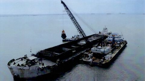 Foto udara crane barge mengeruk area sandar jetty pemuatan batubara, Kalimantan Timur, 2024