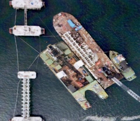 Crane barge memasang struktur jetty industri agro, Lampung, 2022